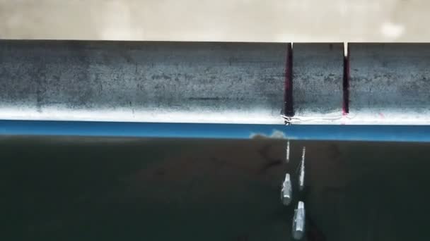 Rallentamento Close up perdita d'acqua goccia dal tubo di acciaio . — Video Stock