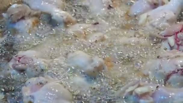Faire frire le poulet dans une poêle à huile chaude. Caméra panoramique 60 ips . — Video