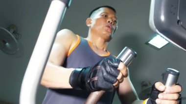 Spor salonunda egzersiz, egzersiz spor salonu ekipman, ağır çekim adam.