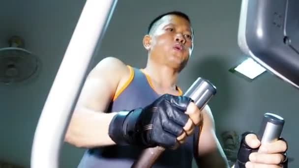 Exercising in the gym, Man exercise in gym equipment.60 fps. — Stock Video