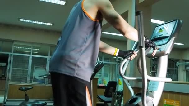 Exercice dans la salle de gym, Homme fatigué après l'exercice sur tapis roulant, Mouvement lent . — Video