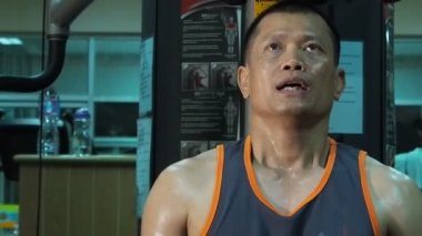 Spor salonunda egzersiz, egzersiz sonrası, ağır çekim Adam yorgun.