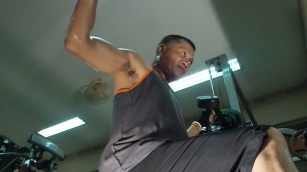 Homme fort soulevant des poids de main dans la salle de gym. Mouvement lent . — Video