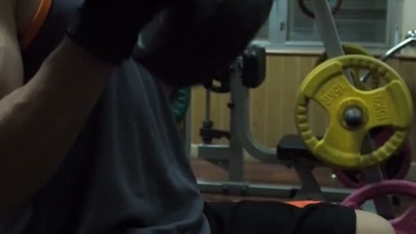 Starker Mann beim Heben von Handgewichten in der Turnhalle. Zeitlupe. — Stockvideo