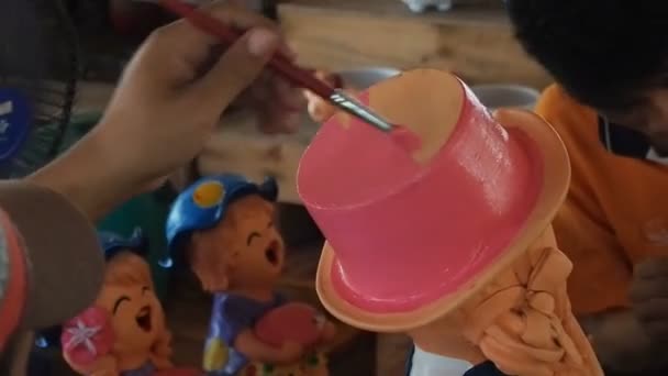 Schilderen van klei poppen, vervaardigd in traditionele Thailand. — Stockvideo