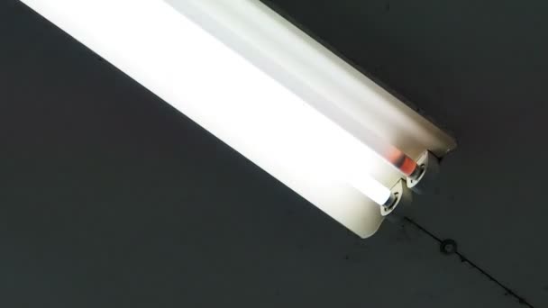 Fluorescent Light light is blinking and flickering. — Stock Video