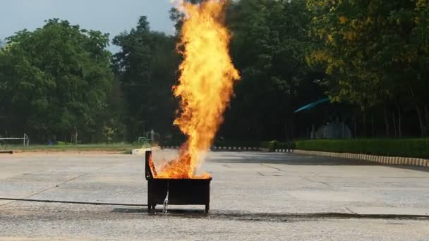 Bonfire förbränning av olja och gasol. — Stockvideo