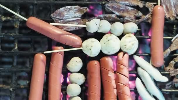 Уличная еда, приготовление свиных шариков на гриле . — стоковое видео