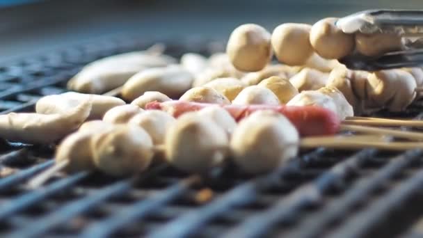 Comida de rua, Cozinhar paus de almôndegas na grelha . — Vídeo de Stock