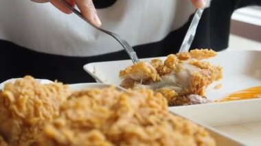 Kızarmış tavuk fast food restoran yemek, fotoğraf makinesi slayt 60 fps.