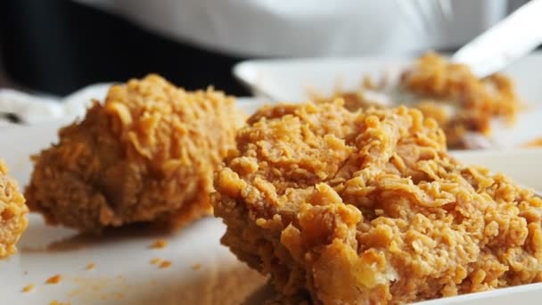 Fried chicken eten in fast-food restaurant, camera dia slow motion. — Stockvideo