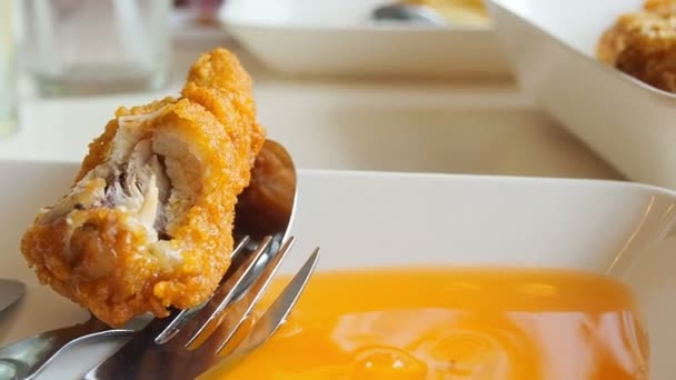 패스트 푸드 레스토랑에서 먹는 프라이드 치킨, 카메라 슬라이드 60fps. — 비디오