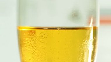 Yakın kadar bira cam pour.