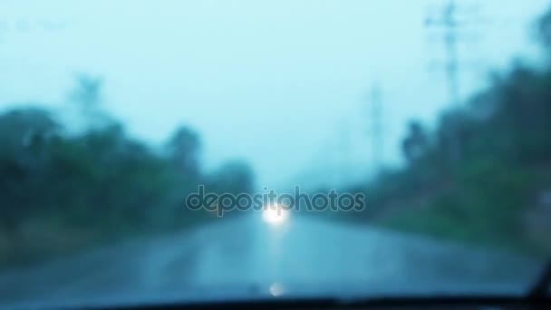 Traffico in un giorno di pioggia, vista da una macchina . — Video Stock