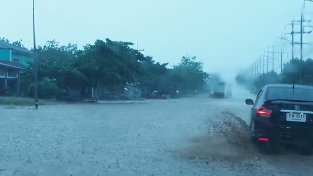 Tráfico en un día lluvioso, vista desde un coche . — Vídeos de Stock