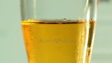 Yakın kadar bira cam pour.