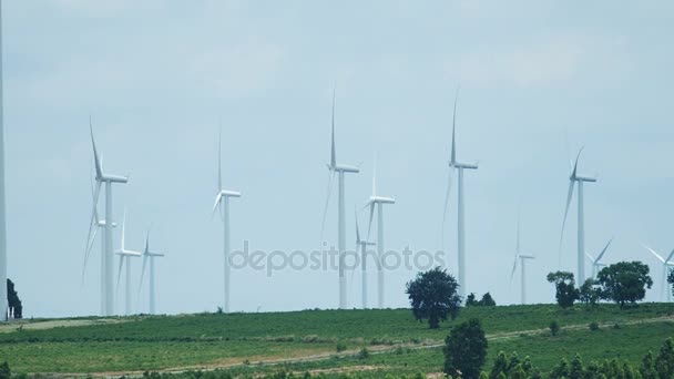 Вітрові турбіни створюють відновлювані джерела енергії . — стокове відео