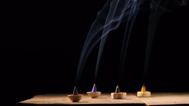 Räucherkegel oder Gummibenjamin mit abstraktem Rauch, schwarzer Hintergrund. — Stockvideo
