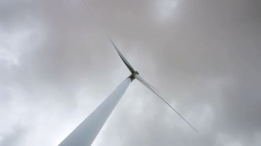 Düşük açılı görünüş, Rüzgar türbinleri yenilenebilir enerji, bulut arka plan oluşturun..