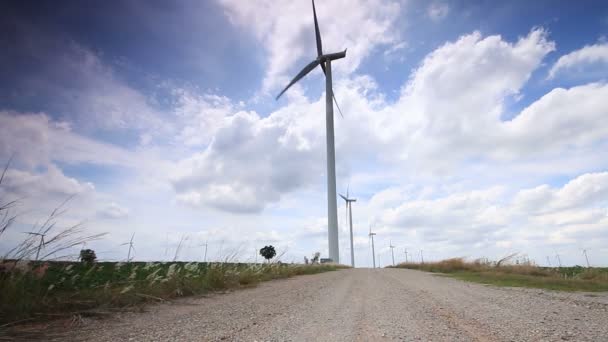 Dolly deslizamiento en movimiento, turbinas eólicas crean energía renovable, nube de fondo . — Vídeos de Stock