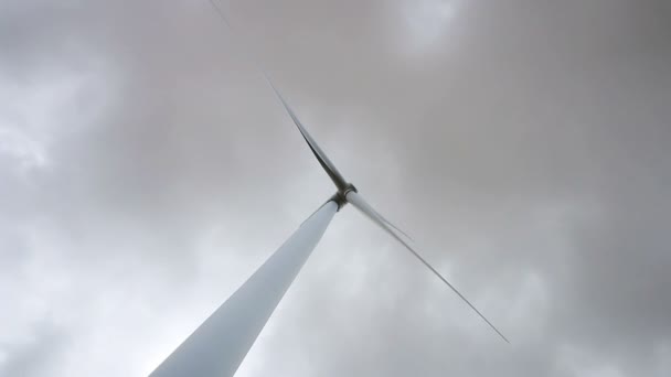 Niski kąt widzenia, turbiny wiatrowe tworzenie odnawialnych źródeł energii, Chmura tła. — Wideo stockowe