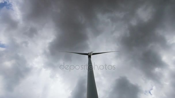 低角度のビュー、風力タービンを作成再生可能エネルギー、雲の背景. — ストック動画