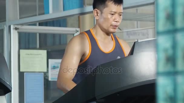 Fitness y concepto de estilo de vida, Hombre en la cinta de correr deporte gimnasio . — Vídeo de stock