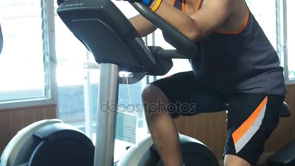 Fitness ve yaşam tarzı kavramı, adam koşu bandı spor fitness Center. — Stok video