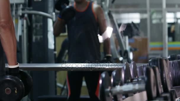 Fitness en lifestyle concept, gespierde man uit te werken met halters — Stockvideo