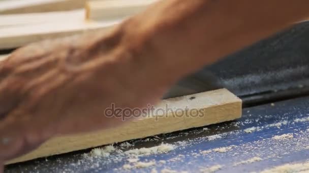 Charpentier utiliser table circulaire scie électrique coupe du bois dans l'atelier .