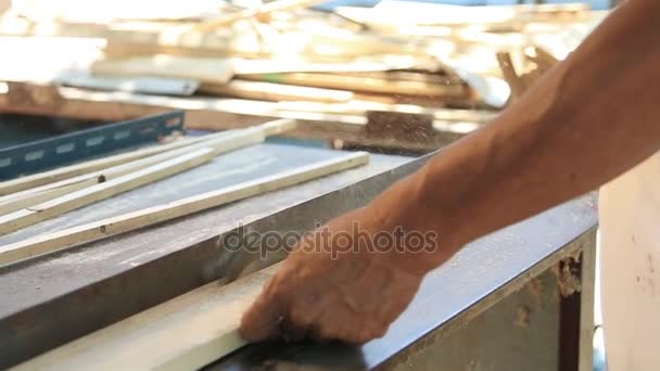 Carpentiere uso tavolo circolare sega elettrica taglio legno in officina . — Video Stock