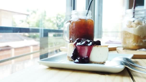 Femme asiatique avec smartphone, café glacé, thé, verre d'eau et gâteau au bar — Video