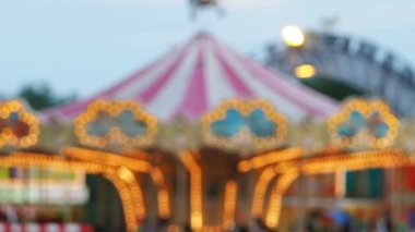 Bulanıklaştırma veya eğlence Fuarı veya eğlence parkı defocus.