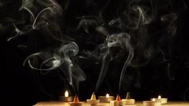 Kamera tilt yukarı, tütsü koni veya sakız benjamin duman, siyah arka plan ile.