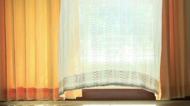 Rüzgar, kamera tilt kadar perde darbe.