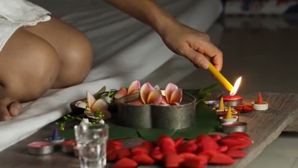 Asiatisk Thai kvinna i spasalong ligger på massage bordet. Kameran panorerar. — Stockvideo