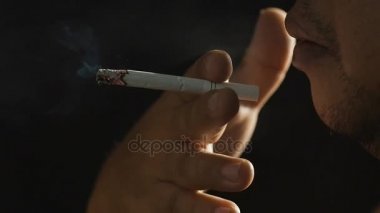 Adam duman sigara siyah arka plan, Hd klip.