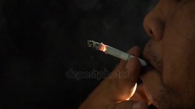 Adam duman sigara siyah arka plan, Hd klip.