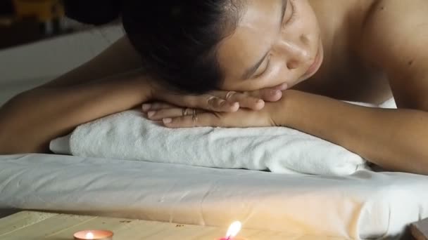 Asian tajski Kobieta w salonie spa, leżący na biurku masażu. Panoramowanie kamery. — Wideo stockowe