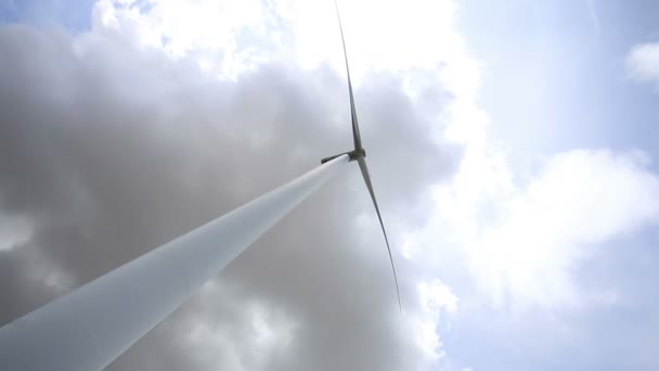 Låg vinkel Visa, vindkraftverk skapa förnybar energi, cloud bakgrund. — Stockvideo