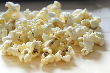 Ahşap üzerinde patlamış mısır