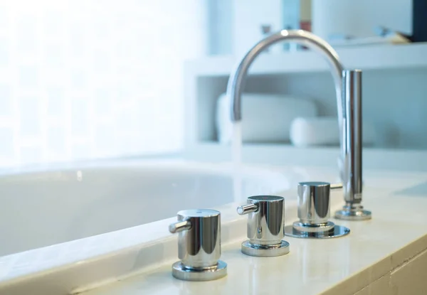 Grifo de bañera con agua corriente, enfoque superficial . — Foto de Stock