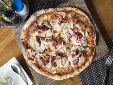 Pizza yakın, üstten görünüm.