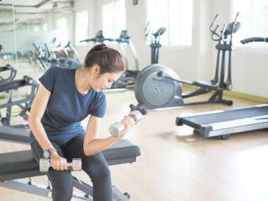 Ağırlık eğitim, Asyalı kadın fitness jimnastik salonu kaldırma wor weights.