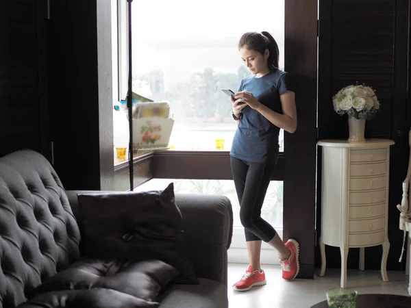 Asian woman relax, texting on mobile phone. — Stock Photo, Image