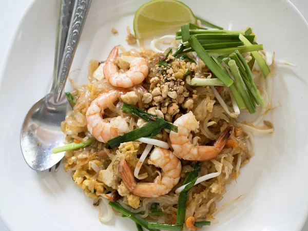 Pad Thai, köstliche Reisnudeln mit Garnelen in Nahaufnahme auf einem Teller — Stockfoto