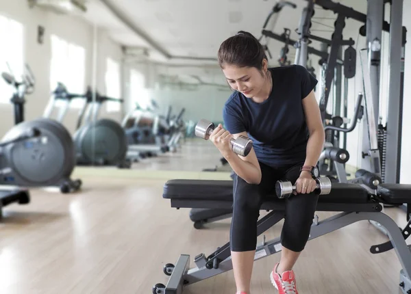 Haltères entraînement, asiatique femme dans fitness gymnase haltères wor — Photo