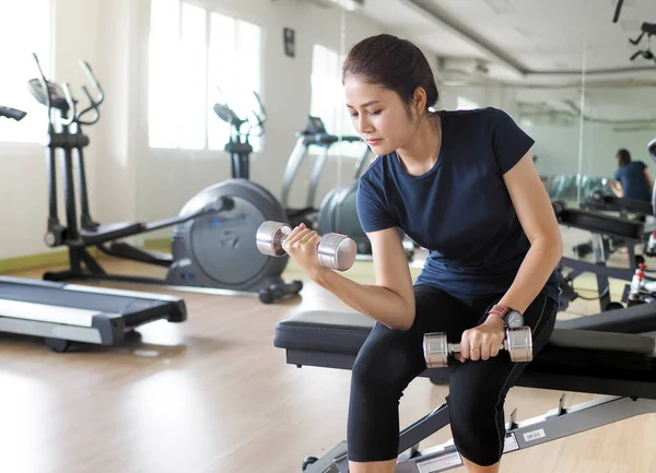 Greutăți de formare, femeie asiatică în sala de fitness de ridicare greutăți wor — Fotografie, imagine de stoc