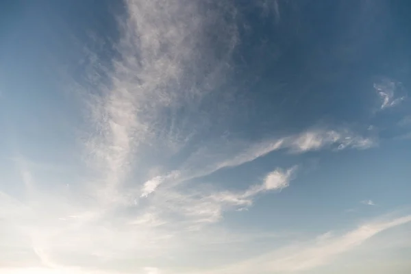 Szép felhő és a kék ég. — Stock Fotó