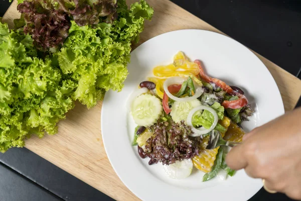 Frau mixt, kocht frischen Salat und Gemüse für die Salatzubereitung — Stockfoto